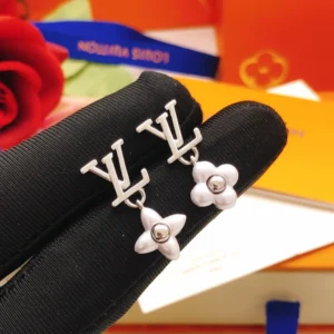 Louis Vuitton   Collection ——
