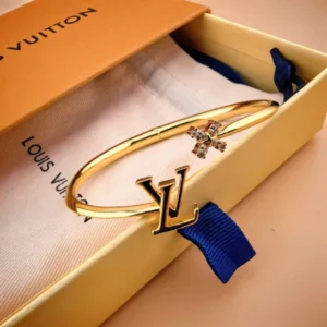 Louis Vuitton  Collection ——