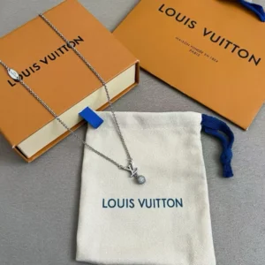Louis Vuitton   Collection ——
